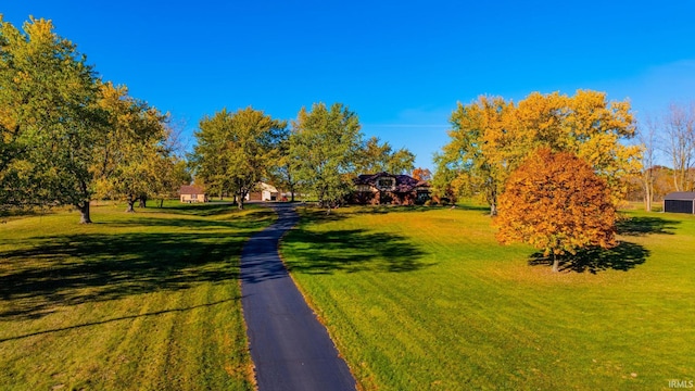 view of property's community featuring a lawn