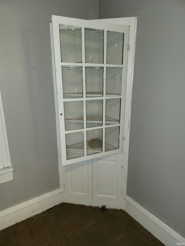 room details featuring carpet floors