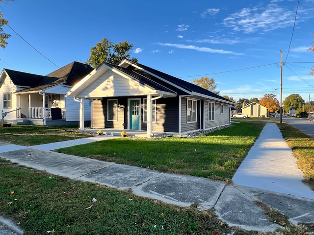 view of front of property featuring a front yard and covered porch