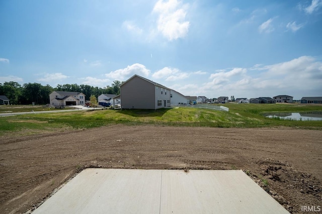 view of yard featuring a water view