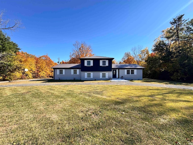 view of front facade featuring a front yard