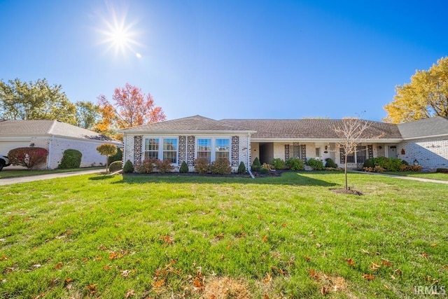 single story home with a front yard