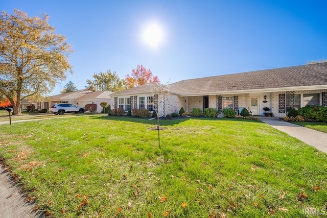 ranch-style home featuring a front lawn