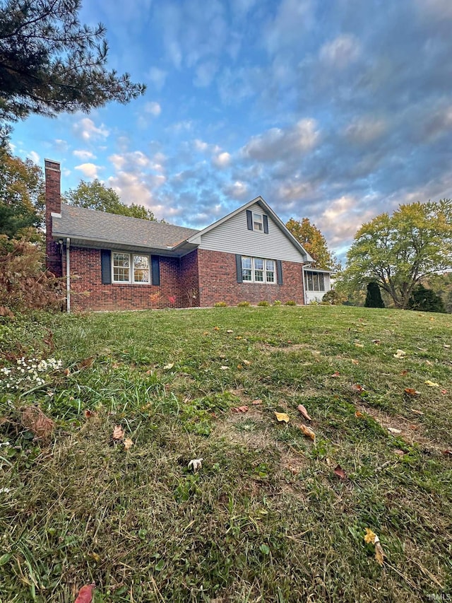 single story home with a front lawn