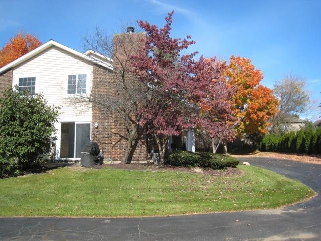 view of front of home featuring a front lawn