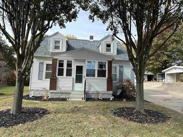 new england style home featuring a front yard