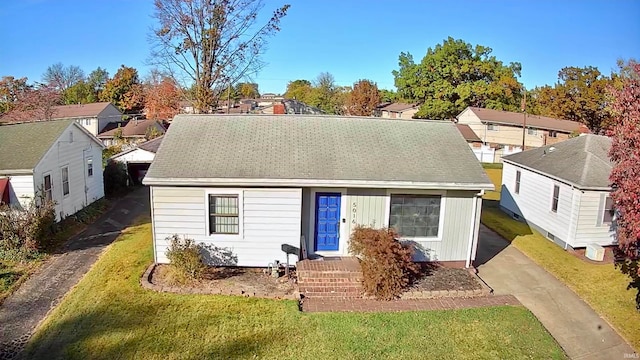 view of front facade featuring a front yard