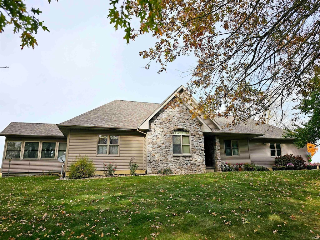 view of front of property with a front lawn