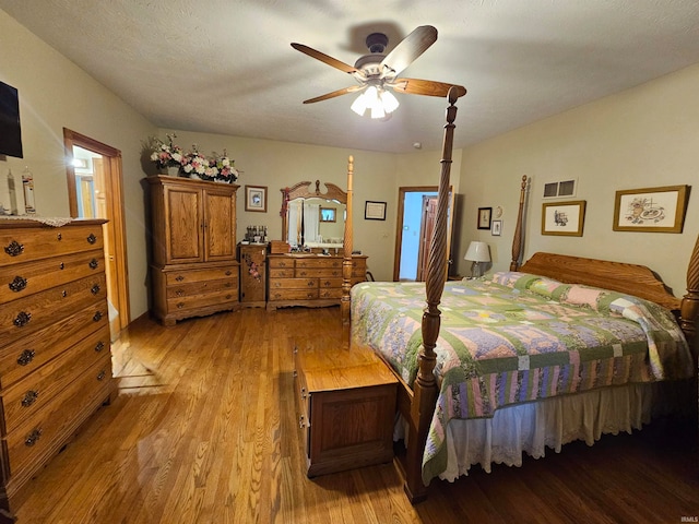 bedroom featuring a textured ceiling, light hardwood / wood-style floors, and ceiling fan