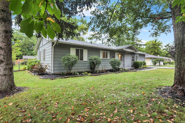 ranch-style house featuring a front yard