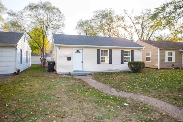 view of front of home featuring a front yard