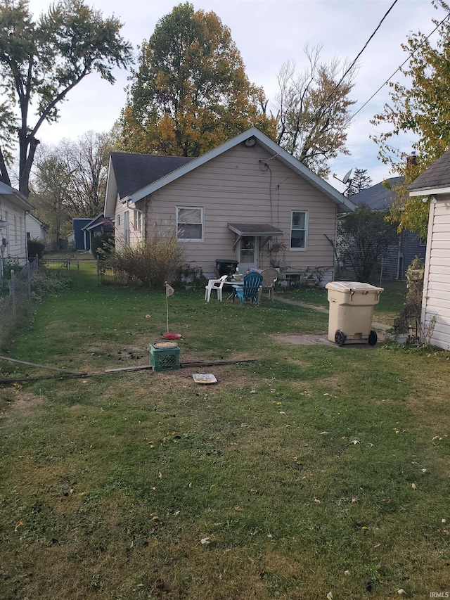 back of house featuring a lawn