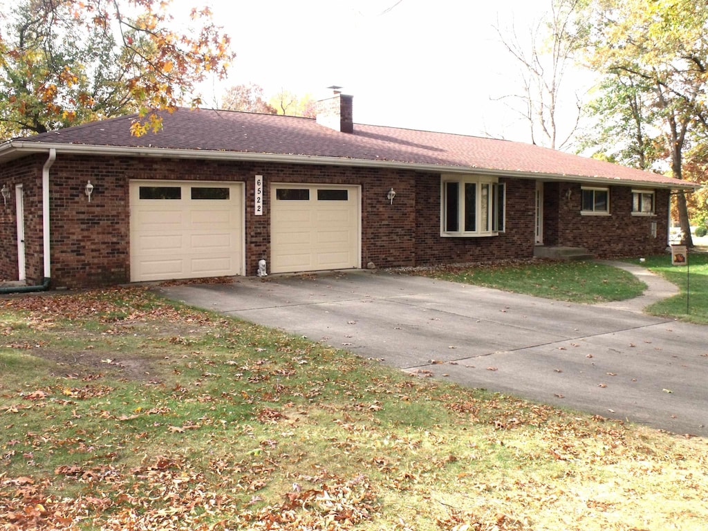 view of front of property featuring a front yard and a garage