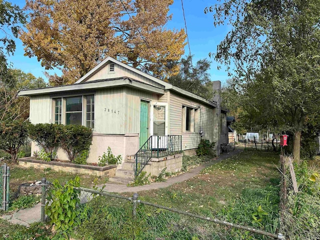 view of front of house with a front lawn