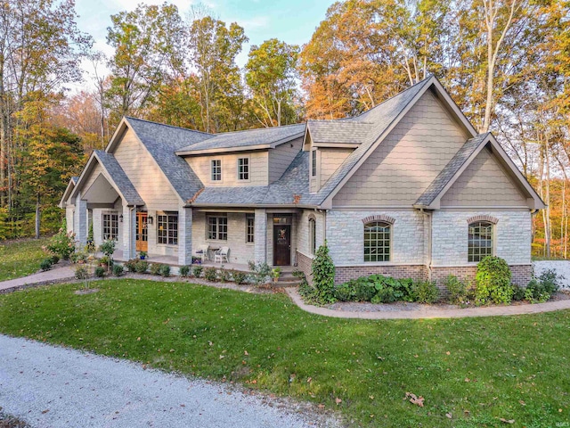 view of front of home featuring a front yard