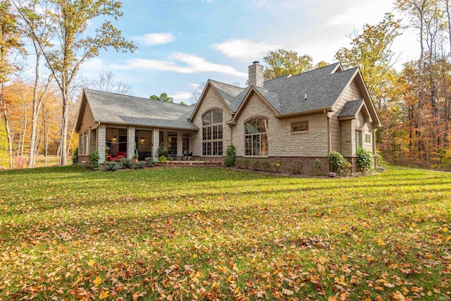 view of front of home featuring a front yard