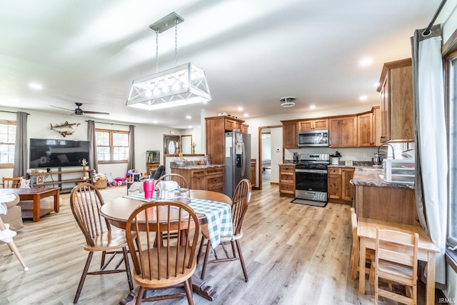 dining space with light hardwood / wood-style flooring, sink, plenty of natural light, and ceiling fan