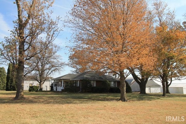 view of front of house featuring a front yard