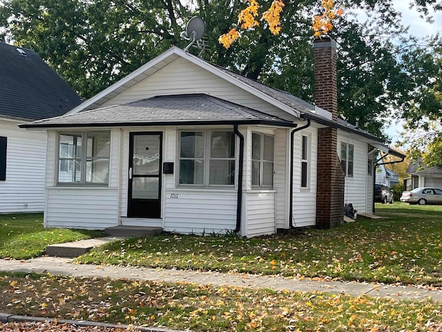 bungalow featuring a front lawn