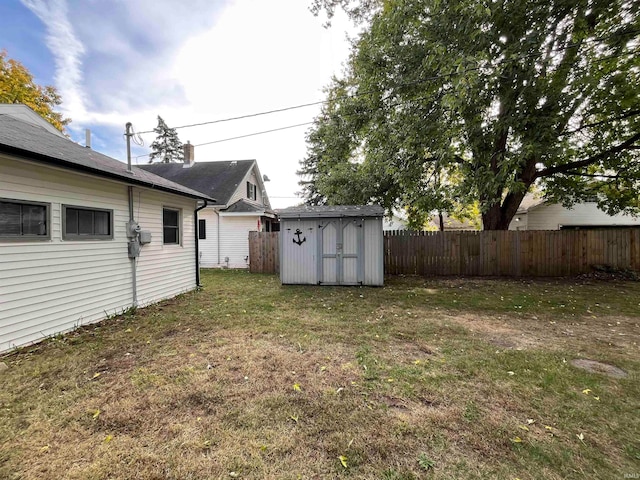 view of yard featuring a storage shed