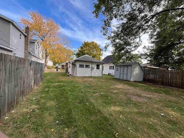 view of yard featuring a shed