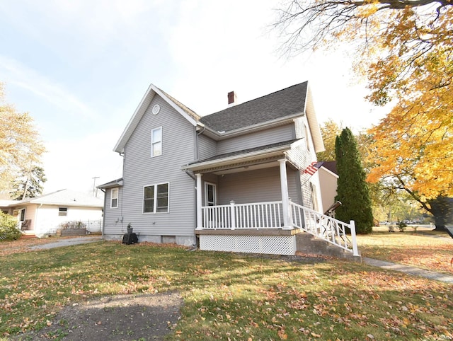 view of front of home with a front lawn