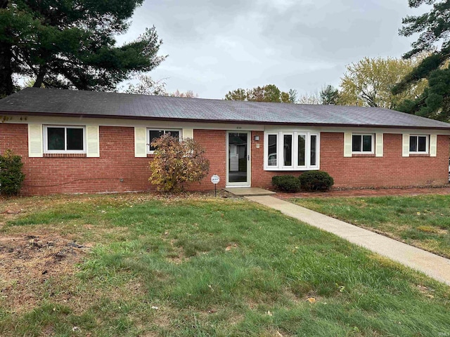 ranch-style home featuring a front lawn