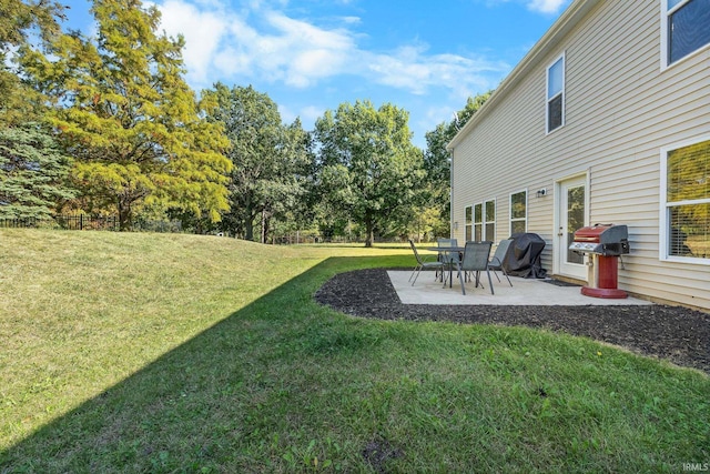 view of yard featuring a patio