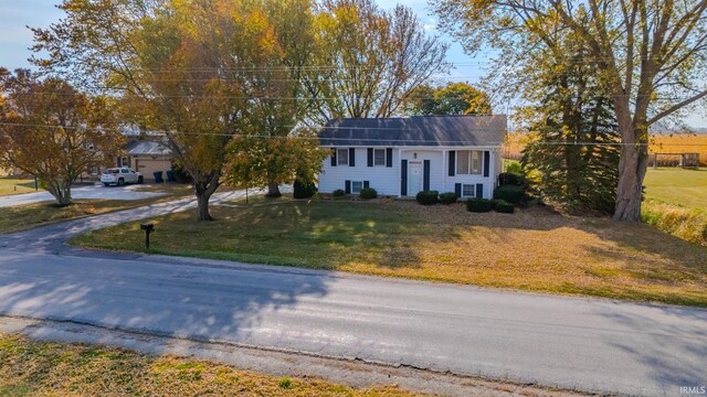 view of front of property featuring a front yard