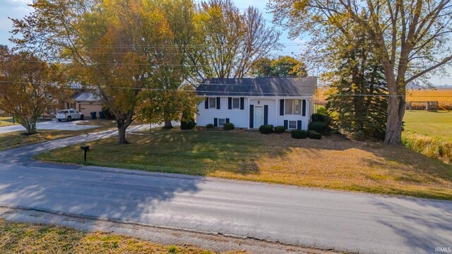 view of front facade featuring a front lawn