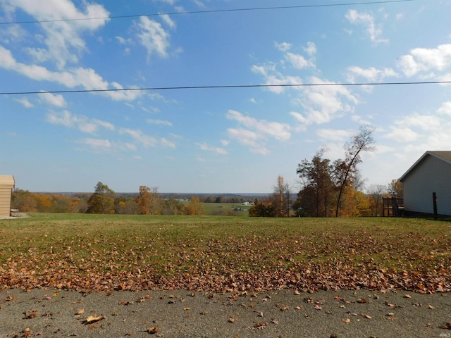 view of yard featuring a rural view