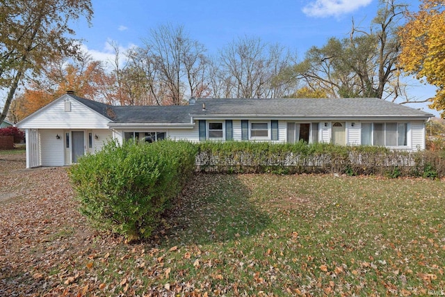 ranch-style home featuring a front lawn