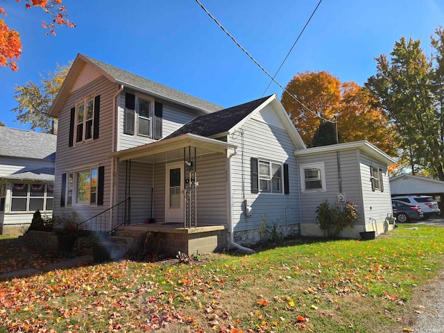 view of front of house featuring a front lawn