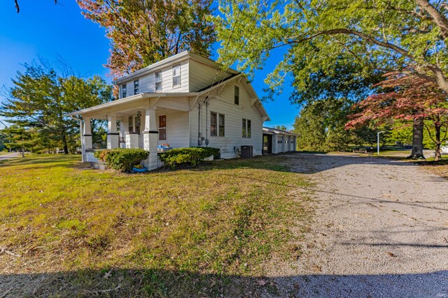 view of front of property featuring a porch and a front lawn