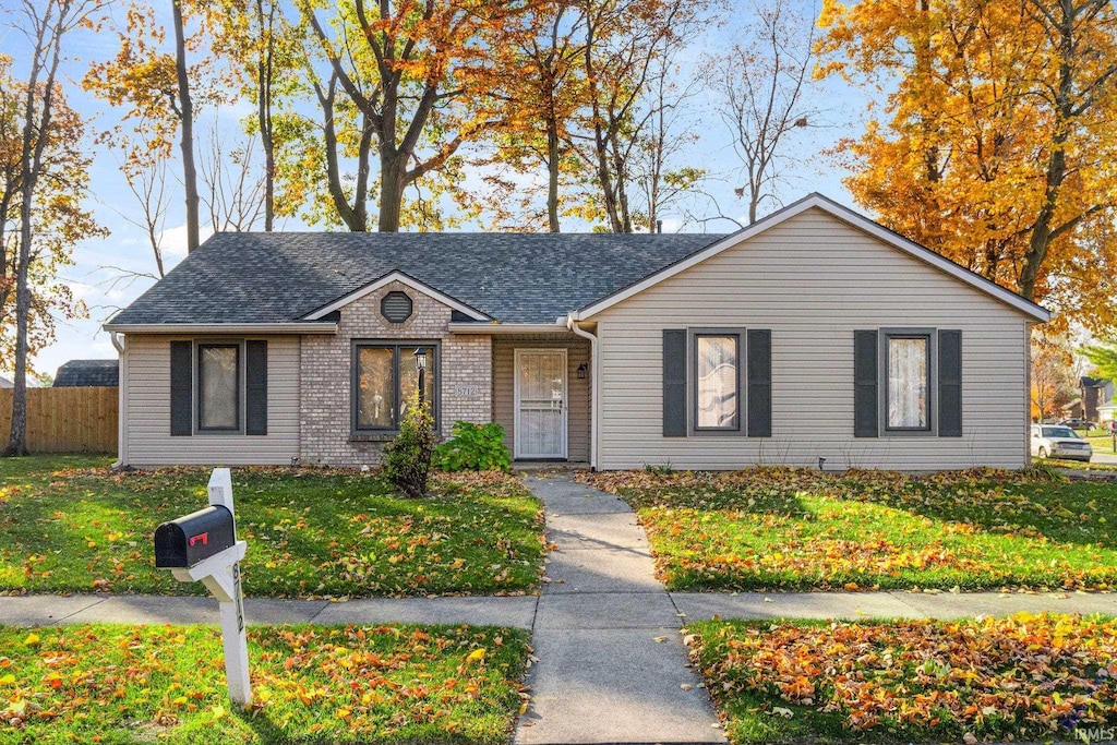 ranch-style house featuring a front lawn