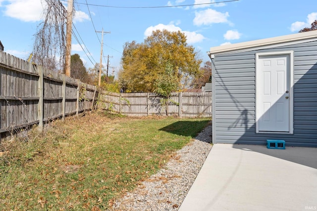 view of yard with a storage unit