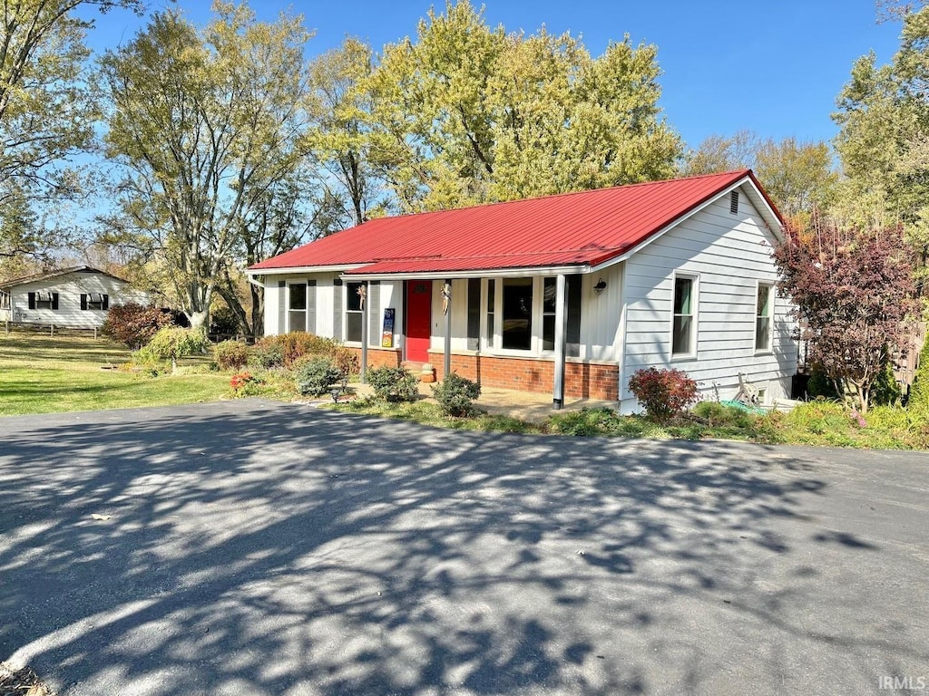 single story home with a porch