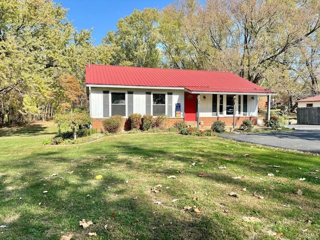 single story home with a front lawn