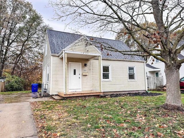 view of front of home featuring a front yard