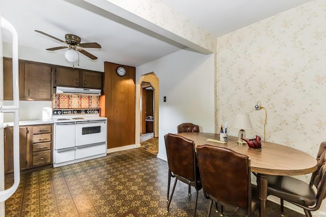 dining room featuring ceiling fan