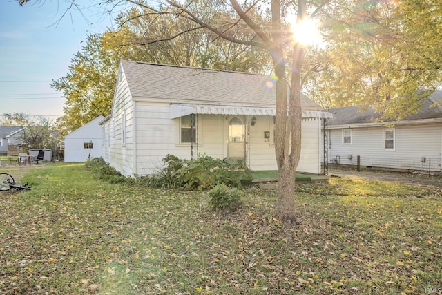 view of front of home featuring a front lawn