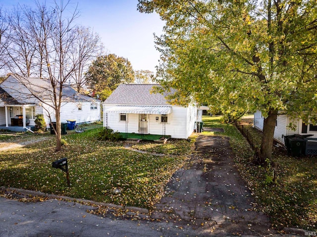 view of front facade featuring a front yard