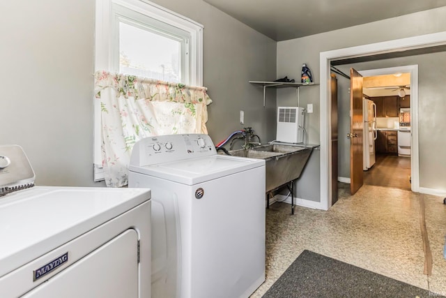 washroom featuring sink, washing machine and dryer, and ceiling fan