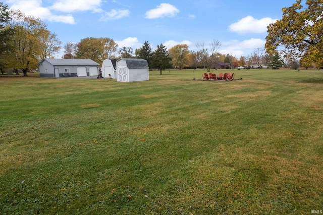 view of yard featuring a storage shed