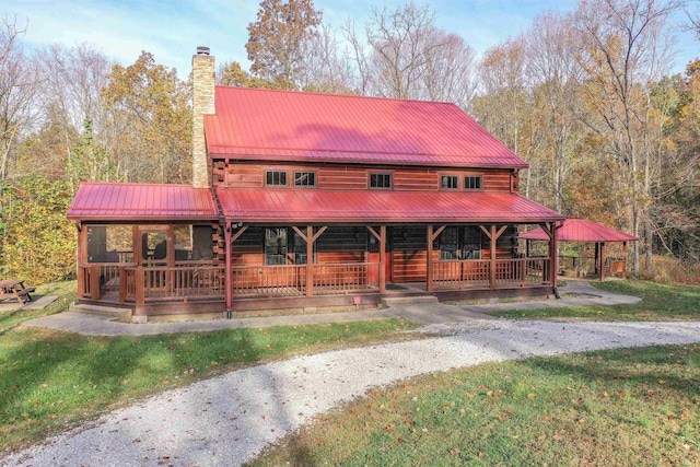 view of front of home featuring a porch and a front lawn