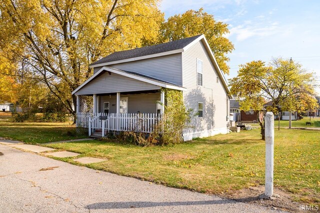 view of front of house featuring a front yard