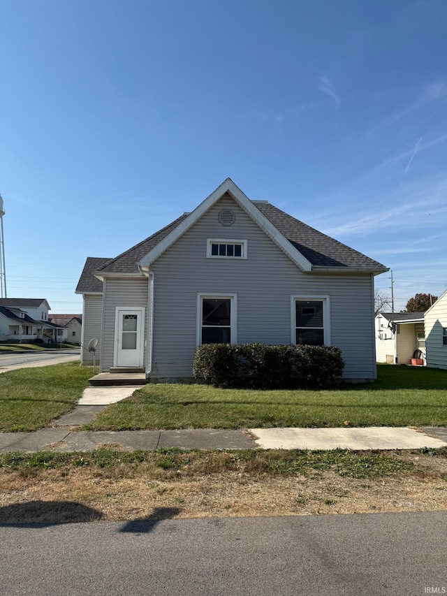 view of front of property featuring a front lawn