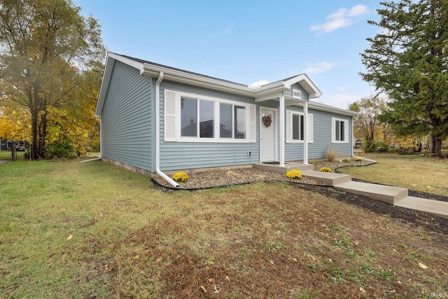 view of front of property featuring a front lawn