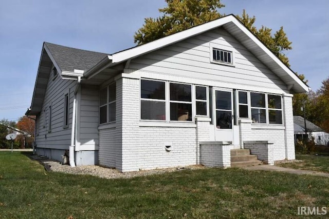 view of front of property featuring a front yard