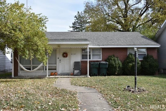 view of front facade featuring a front yard